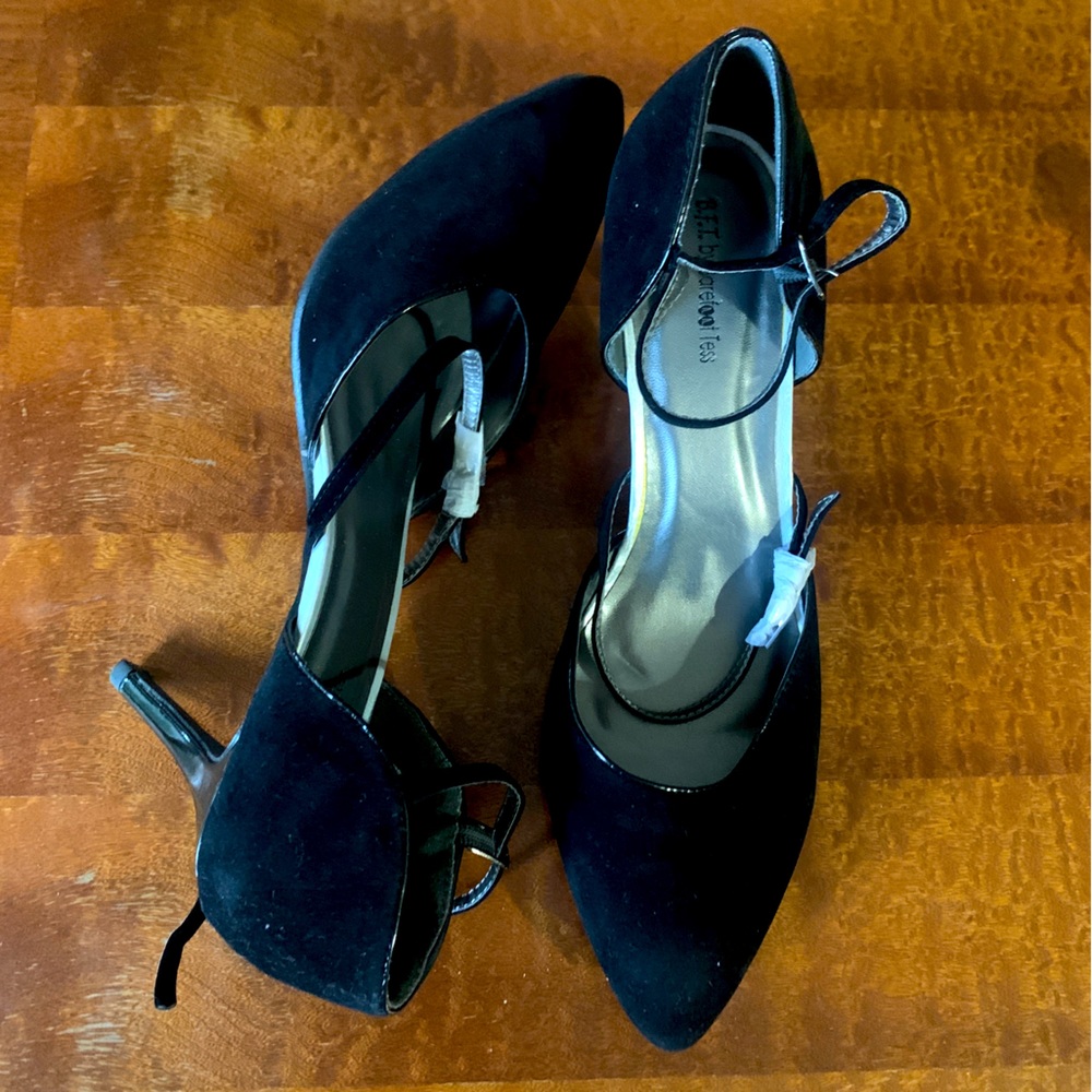 NWoT Barefoot Tess BFT black suede pumps women’s size 12